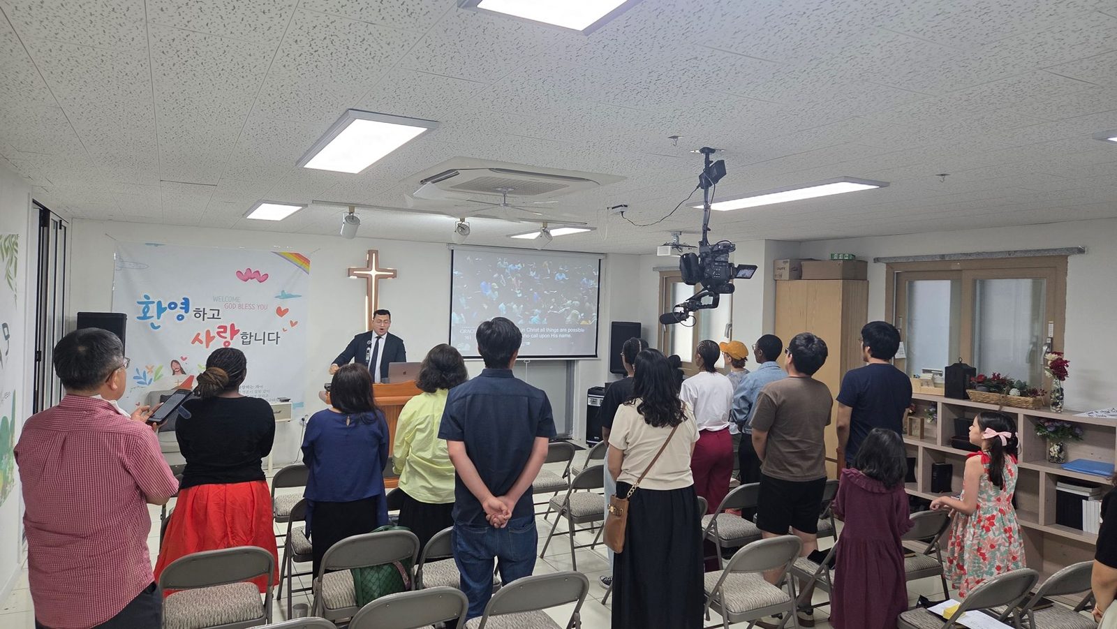 베데스다침례교회 주일 예배에서 성도들이 서서 찬송하는 모습