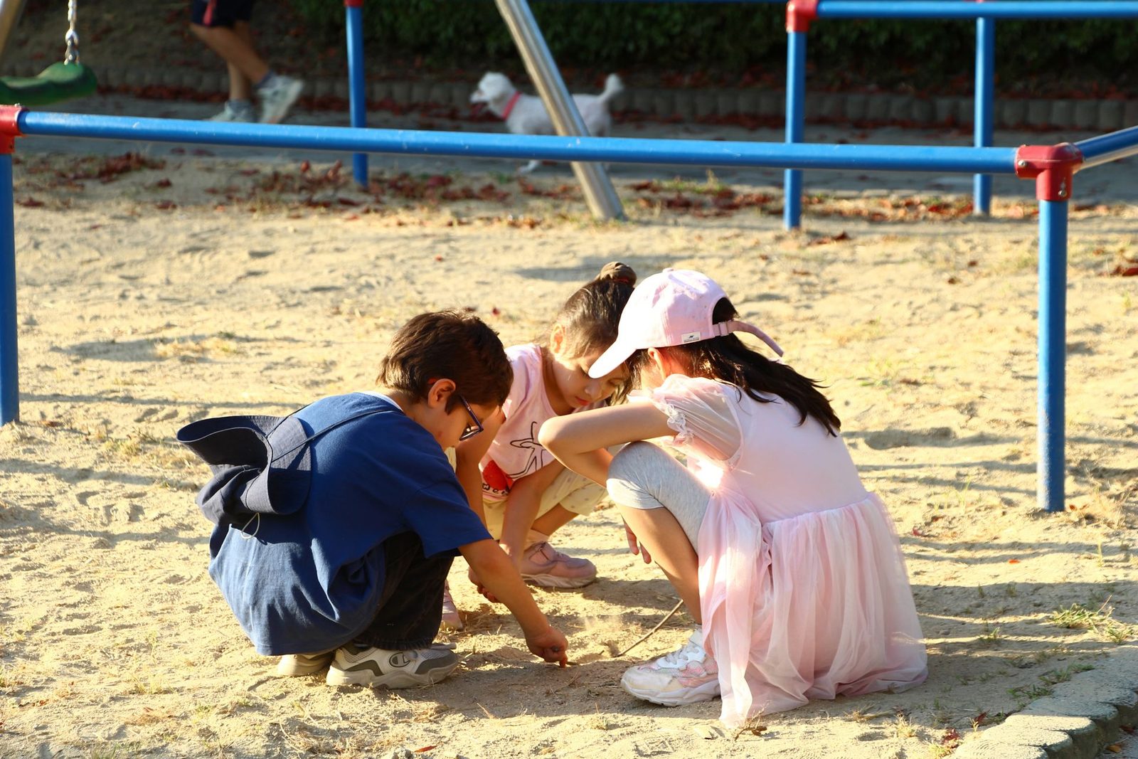 놀이터 모래밭에서 함께 노는 교회 아이들